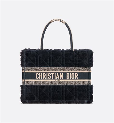 Сумка Dior Book Tote, модель среднего формата